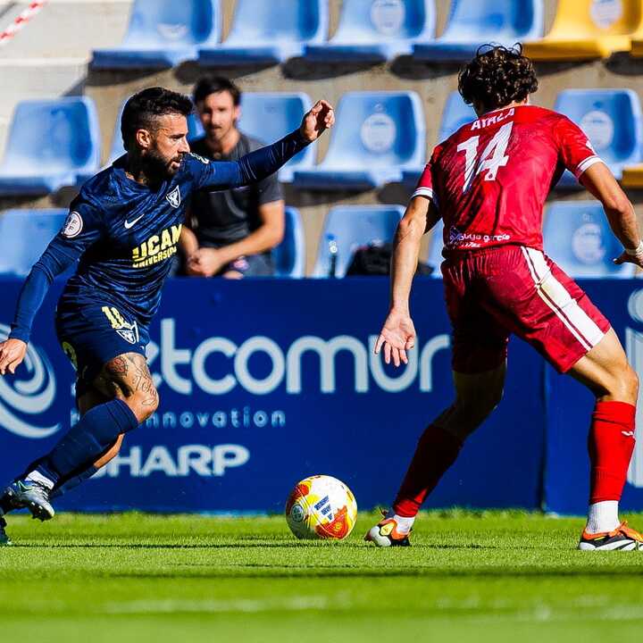 Ambos equipos se vaciaron en el campo y ofrecieron un atractivo encuentro para el espectador/Foto: UCAM MURCIA CF