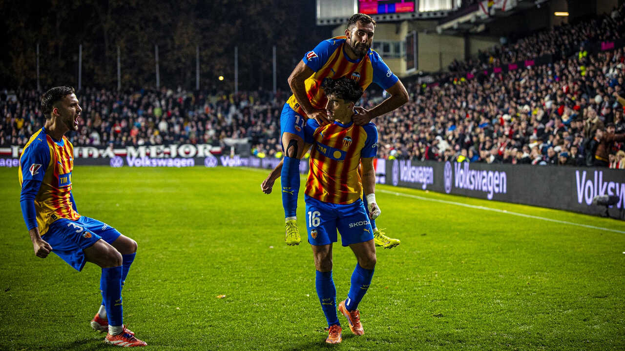 Los jugadores valencianistas celebran el tanto de Diego López este lunes en Vallecas/Foto: VALENCIA CF