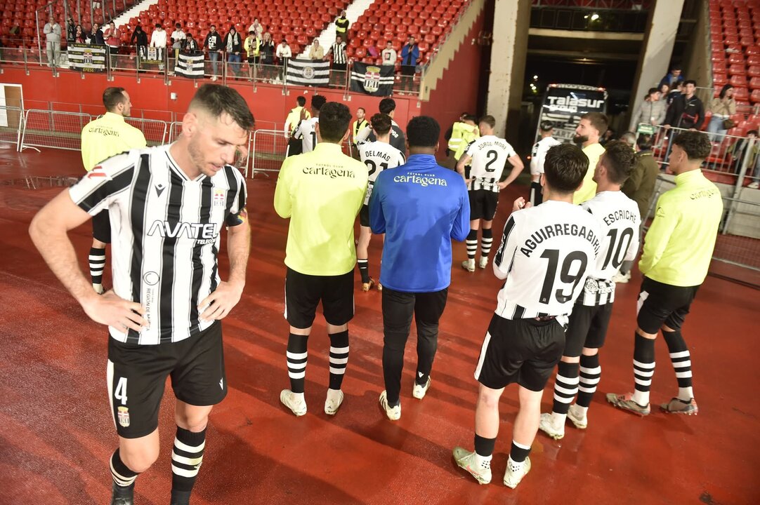 Los jugadores del FC Cartagena se dirigen hacia la escasa afición que los acompañó en Almería, el día del descenso matemático a Primera RFEF/Foto: FC CARTAGENA