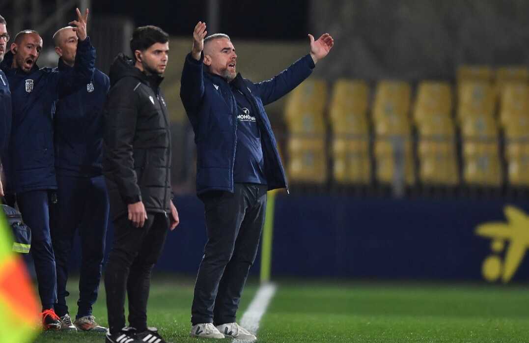 Javi Rey, que ya empieza a estar cuestionado, protestando una jugada en el área/Foto: FC CARTAGENA