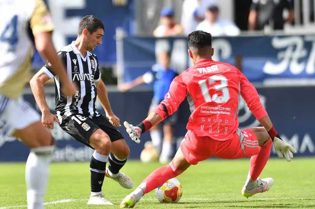 Ander Martín en una acción ofensiva del partido de la primera vuelta que concluyó en empate sin goles/Foto: FCC